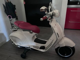 Moto eléctrica infantil Vespa batería