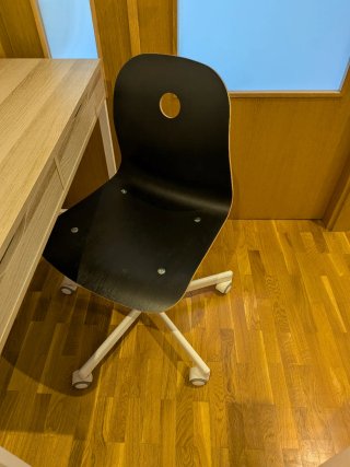 Silla de oficina Ikea negra y blanca