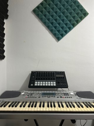 Roland MC-707 Groovebox + teclado midi + stand