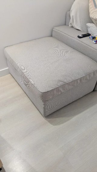 Reposapiés KIVIK gris con almacenaje