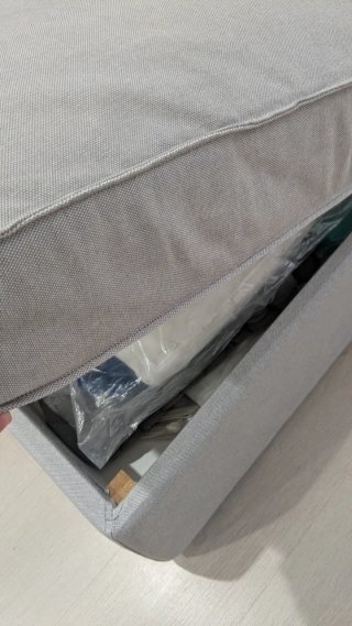 Reposapiés KIVIK gris con almacenaje