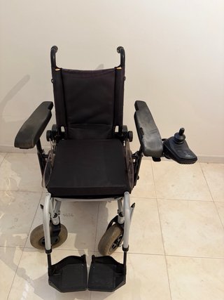 Silla de ruedas eléctrica a baterías.