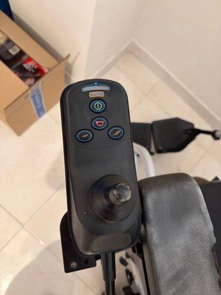 Silla de ruedas eléctrica a baterías.