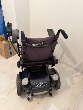 Silla de ruedas eléctrica a baterías.