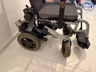 Silla de ruedas eléctrica a baterías.