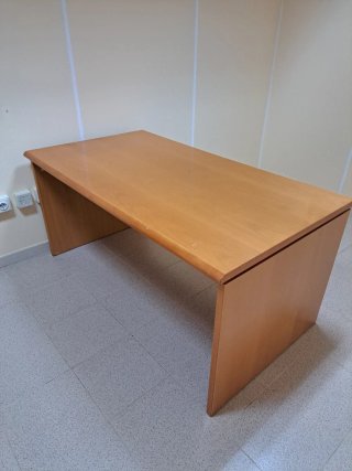 Mesa de despacho de madera