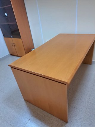 Mesa de despacho de madera