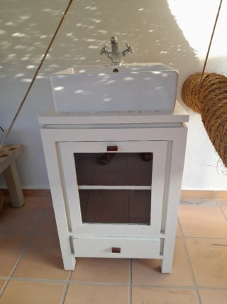 Mueble de baño con lavabo y grifo