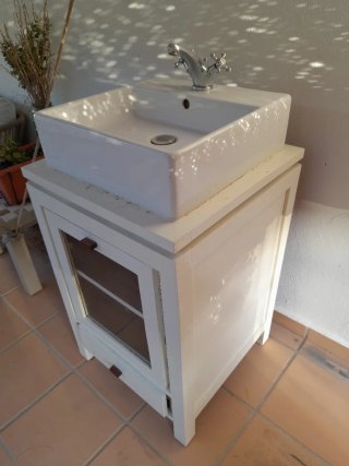 Mueble de baño con lavabo y grifo