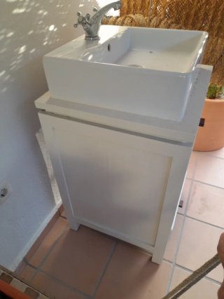 Mueble de baño con lavabo y grifo