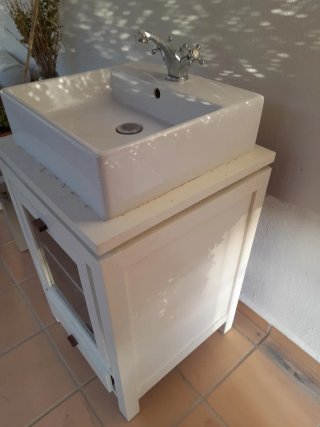 Mueble de baño con lavabo y grifo
