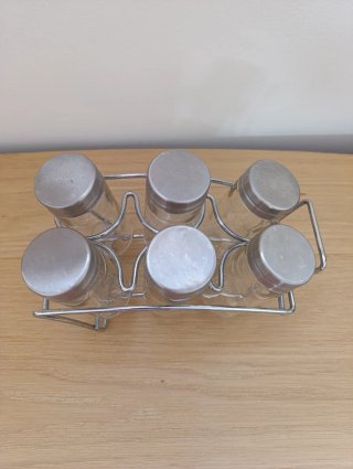 Especiero de cristal y metal