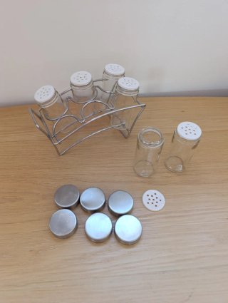 Especiero de cristal y metal