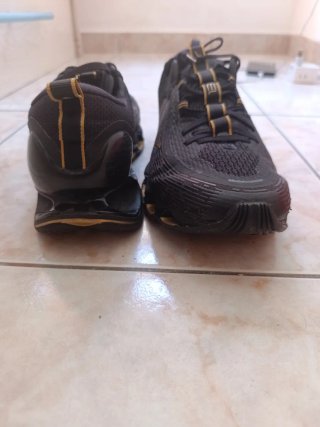 Zapatillas Mizuno Running Negras y Doradas