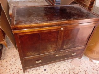 Baúl antiguo de madera clásico