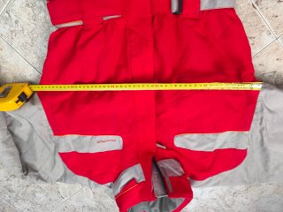 Mono de esquí rojo y gris