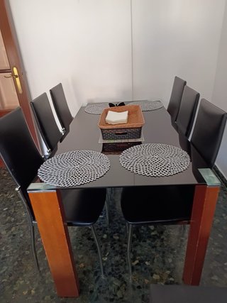 Sofá gris con mesa de comedor y 6 sillas