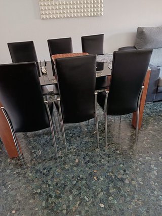 Sofá gris con mesa de comedor y 6 sillas