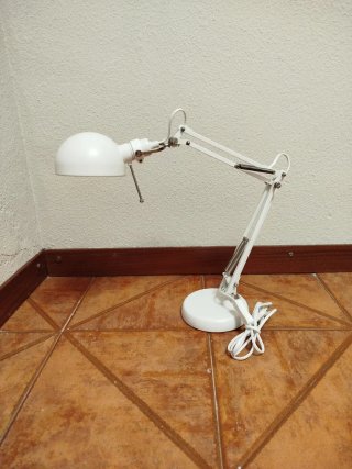 Lámpara de escritorio blanca
