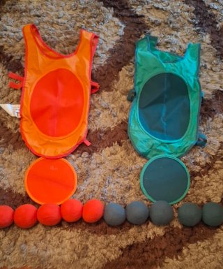 Juego de guerra con chalecos, escudos y bolas