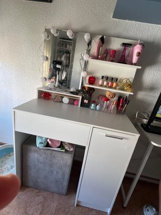 Tocador blanco y rosa con espejo