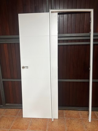 Puerta interior blanca con marco 203x72