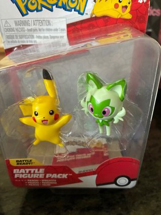 Pack Figuras Pokémon Pikachu + Sprigatito