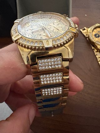 Reloj Guess Dorado con brillantes
