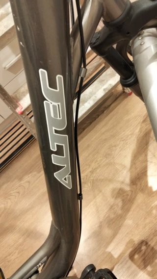 Bicicleta de paseo gris