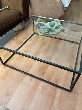 Mesa centro cristal y metal negro. Corte inglés