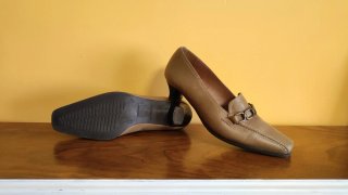 Zapatos de piel beige con cadena decorativa