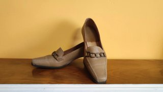 Zapatos de piel beige con cadena decorativa