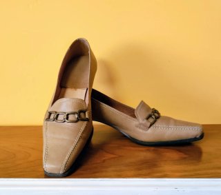 Zapatos de piel beige con cadena decorativa
