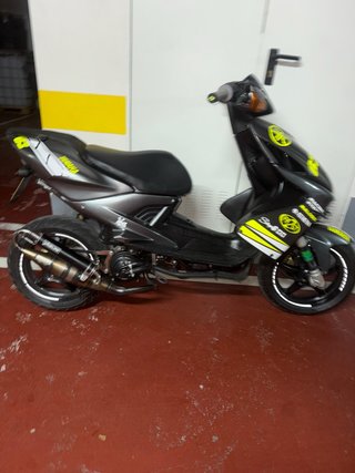 Yamaha Aerox Scooter Negro y Amarillo