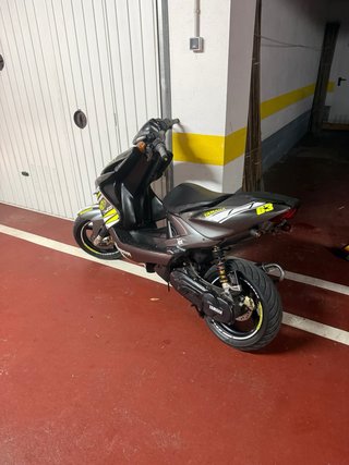 Yamaha Aerox Scooter Negro y Amarillo