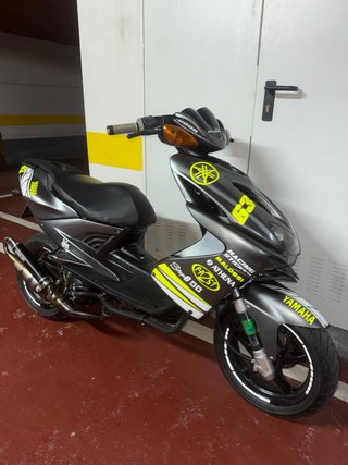Yamaha Aerox Scooter Negro y Amarillo