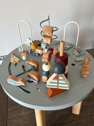 Mesa de juegos infantil de madera