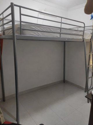 Cama alta metálica gris