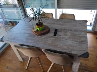 Mesa de comedor de madera
