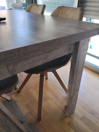 Mesa de comedor de madera