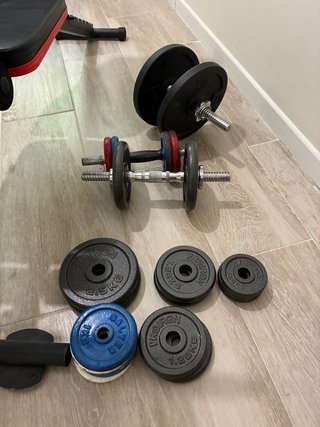 Banco de ejercicio con pesas y discos