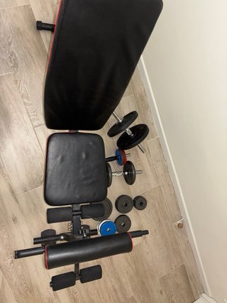 Banco de ejercicio con pesas y discos