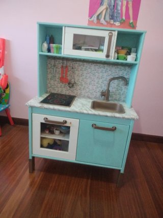 Cocinita Ikea pintada y tapizada