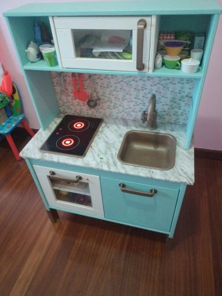 Cocinita Ikea pintada y tapizada