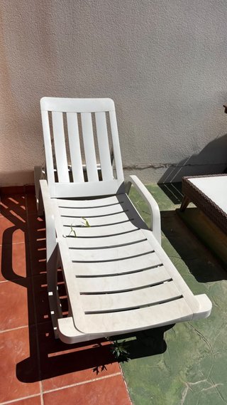 Tumbona de plástico blanca