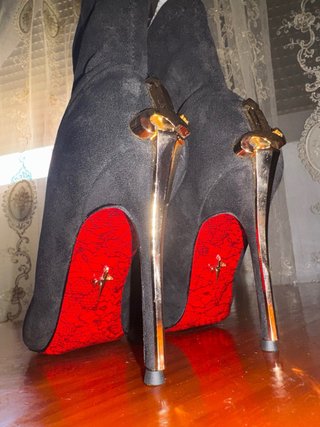 Botines Icónicos (Daga, Tacón Dorado, Espada)