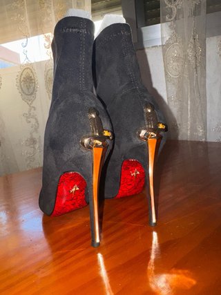 Botines Icónicos (Daga, Tacón Dorado, Espada)