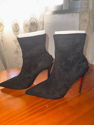 Botines Icónicos (Daga, Tacón Dorado, Espada)