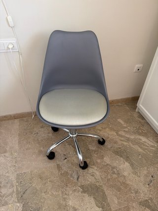 Silla de oficina gris y beige