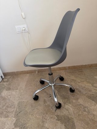 Silla de oficina gris y beige